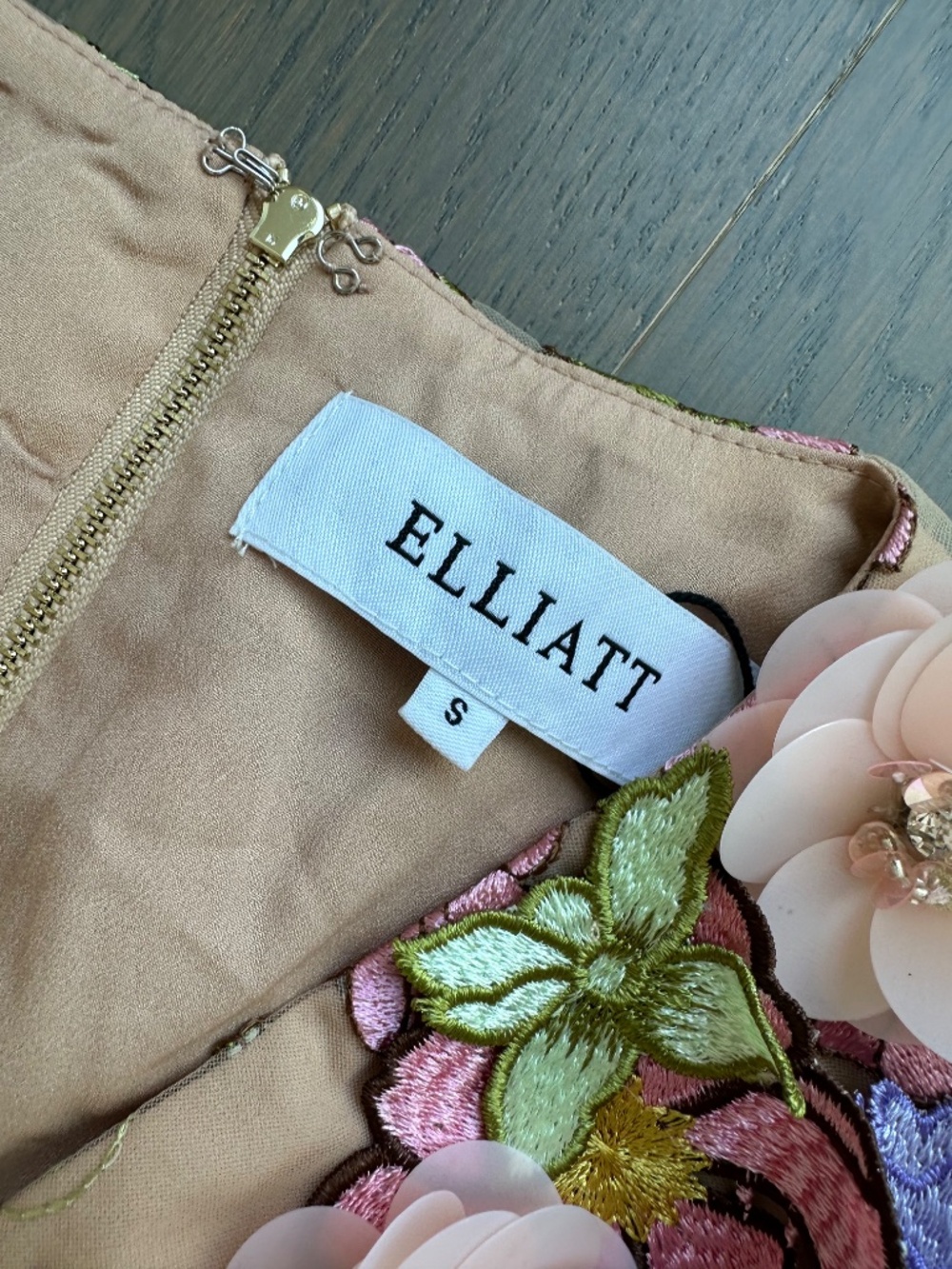 ELLIATT Fiora Tulip Mini Dress Green Pink Floral 3D Embroidered - SMALL - Picture 4 of 9